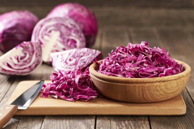 Taze kırmızı lahana ya da mor lahana ya da rustik bir arka planda metin için kopya alanı olan blaukraut..