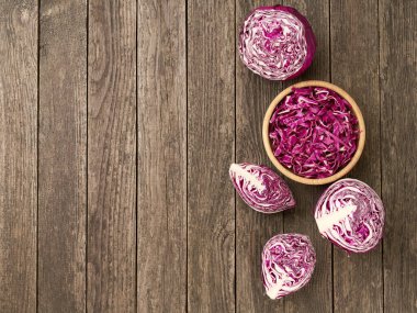 Kırsal ahşap bir masada ahşap bir kasede mor lahana ve metin için kopya alanı..