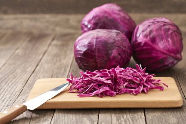 Mor lahana salatası pişirmek için dilimlenmiş mor lahana hazırlayın..