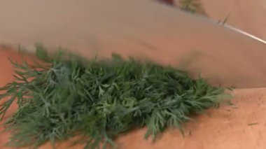 Kesme tahtasıyla taze dereotu (rezene) kesiyorum. Taze dereotu doğruyorum..