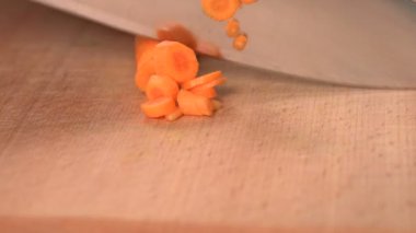 Kesme tahtasında taze havuç kesiyorum. Taze havuç doğruyorum..