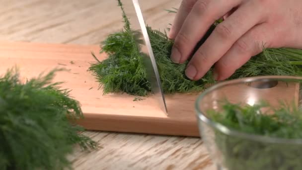 Primer Plano Las Manos Del Chef Con Cuchillo Cortando Eneldo — Vídeo de stock