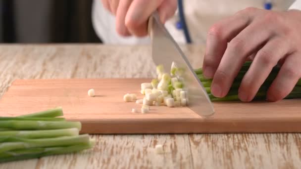 Primer Plano Las Manos Del Chef Con Cuchillo Cortando Una — Vídeo de stock