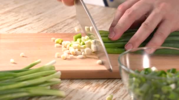 Primer Plano Las Manos Del Chef Con Cuchillo Cortando Una — Vídeo de stock