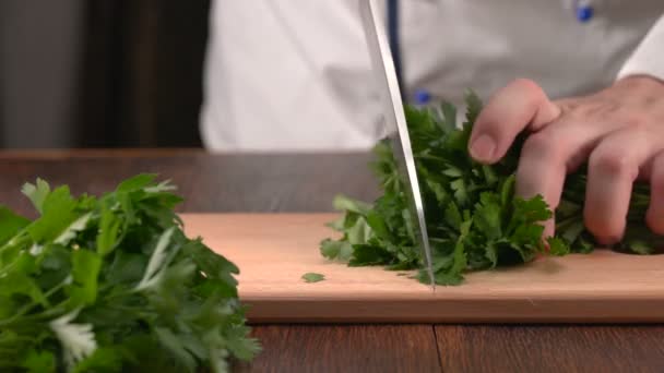 Hief Cook Picando Perejil Fresco Una Tabla Cortar Madera Cerrar — Vídeo de stock