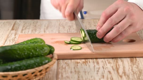 Primer Plano Las Manos Del Chef Con Cuchillo Cortando Pepino — Vídeo de stock