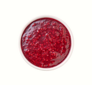 Beyaz arka planda izole edilmiş beyaz seramik ahududu reçeli kasesi..