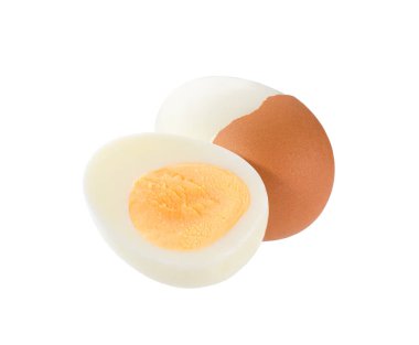 Haşlanmış yumurta ve yarım yumurta beyaz arka planda izole edilmiş..