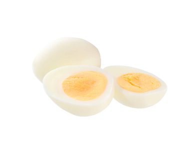 Katı haşlanmış tavuk yumurtası ve yarım yumurta. Beyaz arka planda sarı sarısı izole edilmiş..