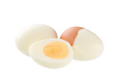 Katı haşlanmış tavuk yumurtası ve yarım yumurta. Beyaz arka planda sarı sarısı izole edilmiş..