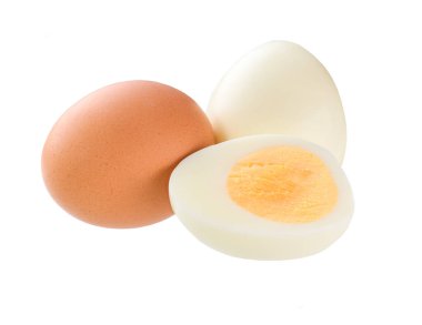 Haşlanmış yumurta ve yumurta sarısı beyaz arka planda izole edilir..