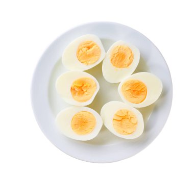 Yarım haşlanmış tavuk yumurtalı bir tabak. Beyaz arka planda izole edilmiş, üst manzara..