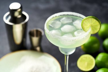 Limon ve tuzla süslenmiş klasik margarita kokteyli..