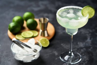 Klasik geleneksel Margarita kokteyli. Tuz çerçeveli bardakta buzla servis edilir ve limonla süslenir..