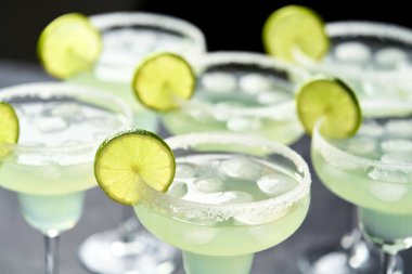 Margarita kokteyli, tekila, Cointreau, limon suyu ve koyu bir arka plan. İçecek fotoğrafçılığı.