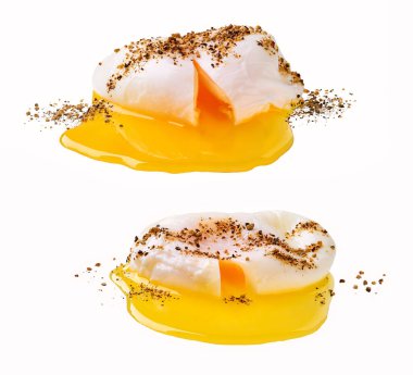 Beyaz arka planda izole edilmiş haşlanmış yumurta ve siyah biber..