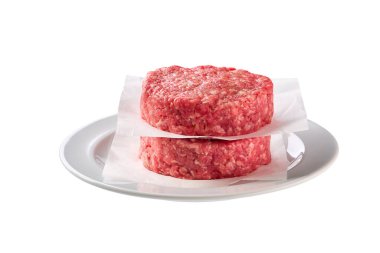 Beyaz arka planda izole edilmiş bir kasede hamburgerler için kıymalı börek..