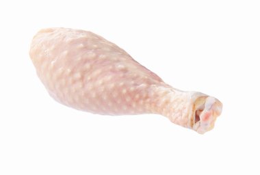 Taze çiğ tavuk bacağı ya da beyaz arka planda izole edilmiş tavuk budu..