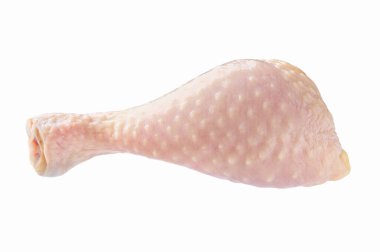Taze çiğ tavuk bacağı ya da beyaz arka planda izole edilmiş tavuk budu..