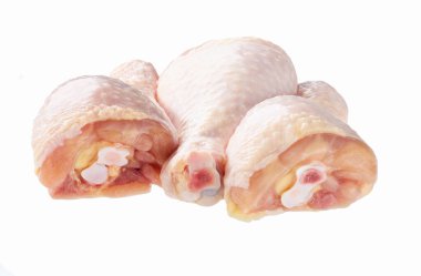 Taze çiğ tavuk bacağı ya da beyaz arka planda izole edilmiş tavuk budu..