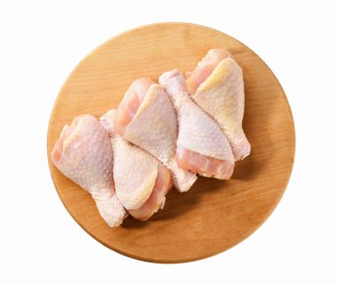 Beyaz arka planda izole edilmiş tavuk budu ya da tavuk budu olan kesme tahtası..