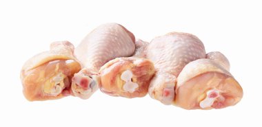 Beyaz arka planda izole edilmiş çiğ tavuk budu ya da tavuk budu..