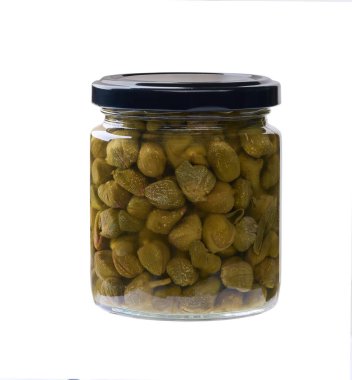 Beyaz arka planda izole edilmiş cam bir kavanozdaki kapari. Terbiye edilmiş kapari izole edilmiş cam kavanoz..