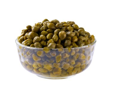 Şeffaf cam kasede kapari turşusu beyaz arka planda izole edilmiş. Terbiye edilmiş kapari izole edilmiş cam kase..