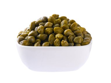 Beyaz arka planda izole edilmiş beyaz seramik bir kasede turşulu kapari..