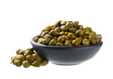 Terbiye edilmiş kapari ile siyah kase beyaz arka planda izole edilmiş. marine edilmiş kapari..