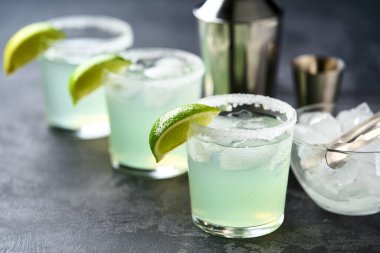 Margarita kokteyli dolu bardakların çoğu siyah arka planda..