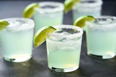 Taze yapılmış limonlu ve tuzlu bardakta Margarita kokteyli, seçici bir odak noktası..