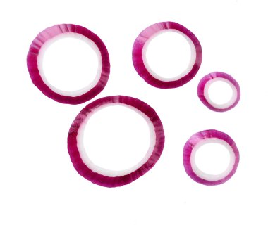 Dilimlenmiş kırmızı soğan halkaları ya da beyaz arka planda izole edilmiş mor soğan halkaları. Üst görünüm.