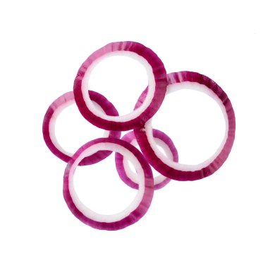 Dilimlenmiş kırmızı soğan halkaları ya da beyaz arka planda izole edilmiş mor soğan halkaları. Üst görünüm.