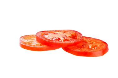 Beyaz arkaplanda izole edilmiş domates dilimleri, tam alan derinliği.