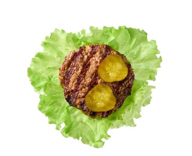 Beyaz arka planda izole edilmiş taze marul yapraklı ızgara hamburger köftesi..