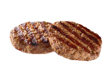 Beyaz arka planda iki ızgara hamburger köftesi..