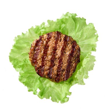 Beyaz arka planda izole edilmiş taze marul yapraklı ızgara hamburger köftesi..