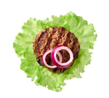 Beyaz arka planda izole edilmiş taze marul yapraklı ızgara hamburger eti..