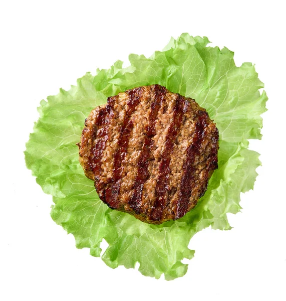 Beyaz arka planda izole edilmiş taze marul yapraklı ızgara hamburger köftesi..