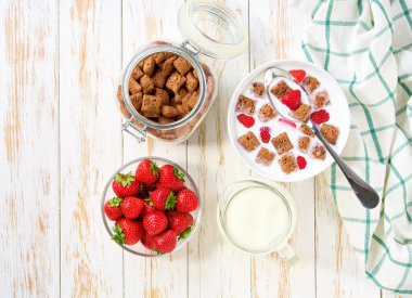 Kahvaltıda meyveli sütlü sağlıklı çikolata yastıkları..