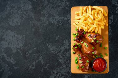 Kızarmış tavuk budu, ketçap ve patates kızartması..