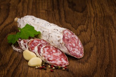 Salam sosis ahşap arka plan üzerinde