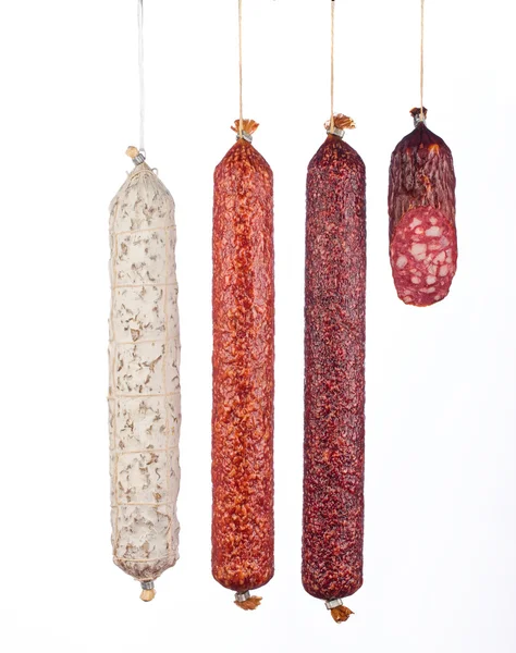 Salchichas de salami aisladas sobre fondo blanco — Foto de Stock