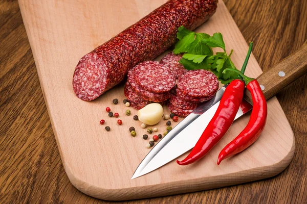 Salami op een houten tafel — Stockfoto