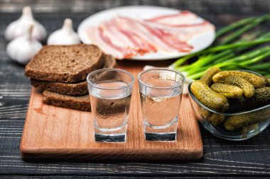 Soğuk votka ile çeşitli geleneksel snack bardak