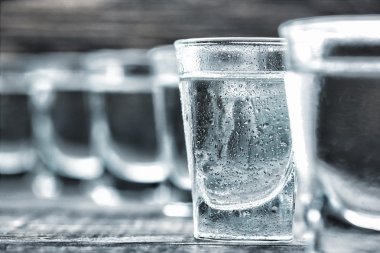  selectiv odak bardak votka ahşap tablo 