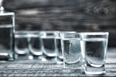 selectiv odak bardak votka ahşap tablo