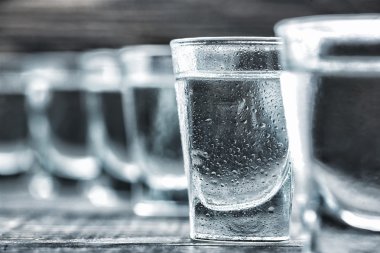 selectiv odak bardak votka ahşap tablo