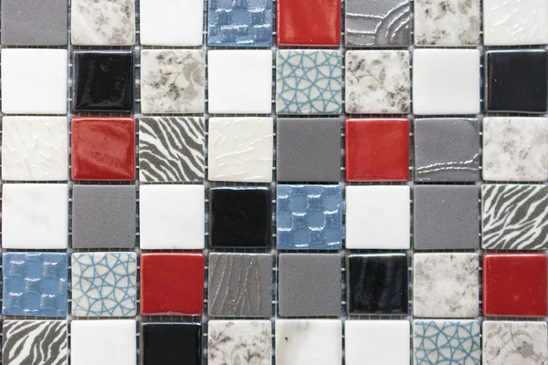 Keramische Mosaikfliesen mit weißen und braunen und roten geprägten Quadraten zur Dekoration der Küche, des Badezimmers oder des Pools. Mosaik aus braunem Marmor in Form von Quadraten — Stockfoto